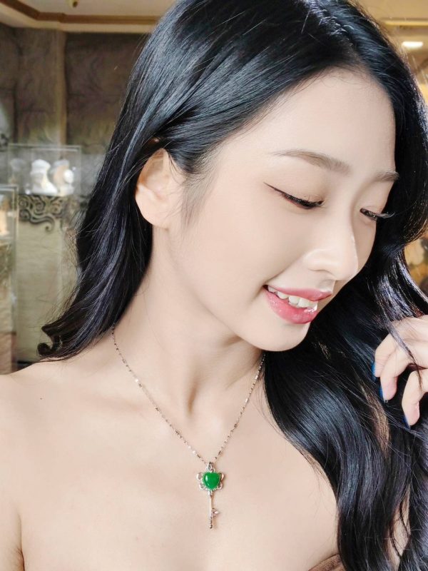 P-2025-37-6 翡翠心型项链 冰种帝王绿合成翡翠K金项链钻石P-2025-37